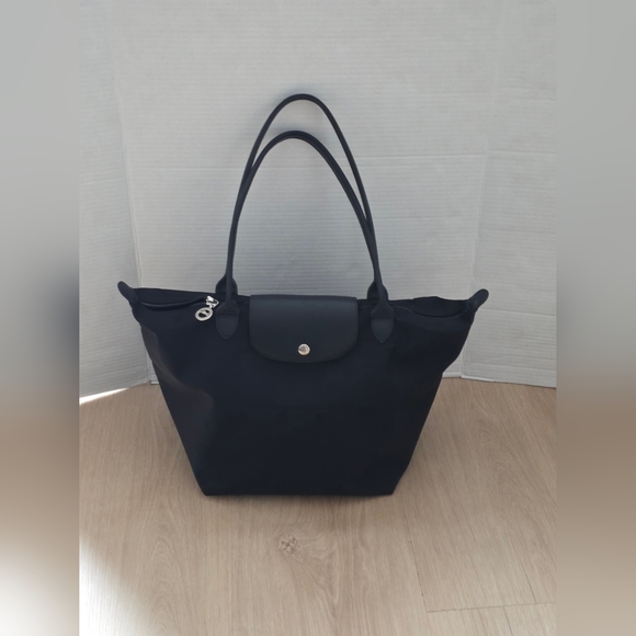Longchamp Elegant Black Handbag. - Picture 1 of 16